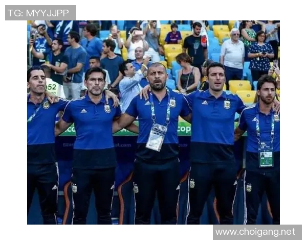 足球明星下大巴瞬间曝光引发球迷热议精彩画面尽在其中