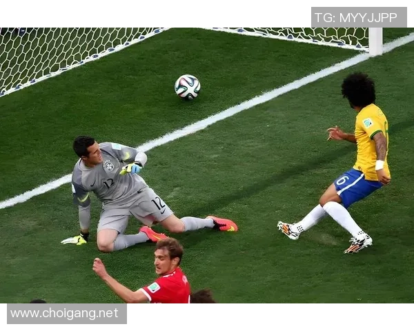 足球巨星挑战篮球游戏展现运动员多才多艺的精彩瞬间 足球巨星挑战篮球游戏展现运动员多才多艺的精彩瞬间