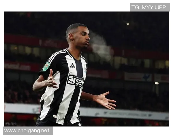 足球明星的奢华生活与背后的混乱现实揭示了名利的双刃剑