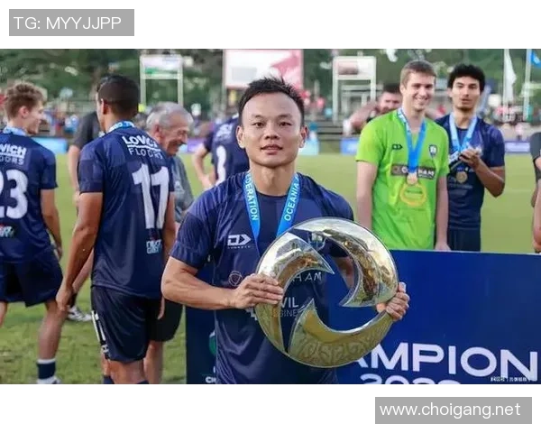 足球明星激烈对抗赛中意外受伤头部流血引发关注与讨论 足球明星激烈对抗赛中意外受伤头部流血引发关注与讨论